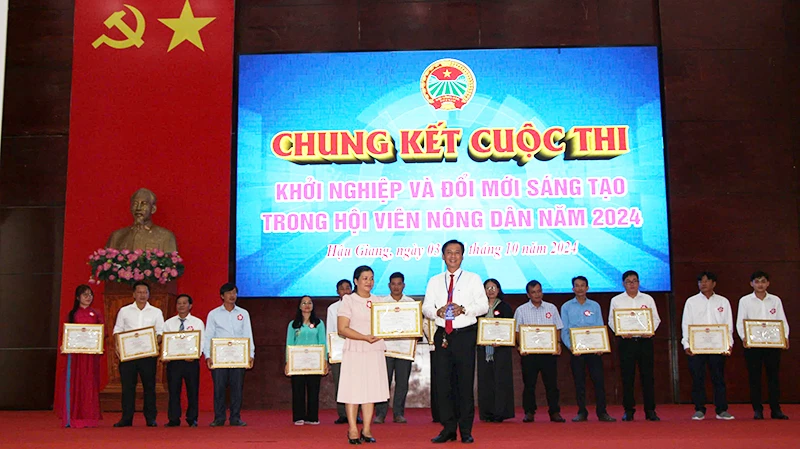 Ông Võ Văn Trung, Chủ tịch Hội nông dân tỉnh Hậu Giang trao giải Nhất cho thí sinh Huỳnh Thị Kim Nga.