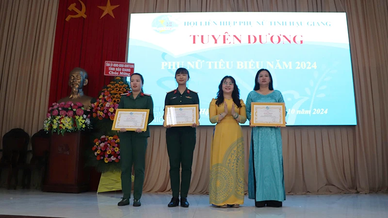 Tuyên dương phụ nữ tiêu biểu năm 2024.