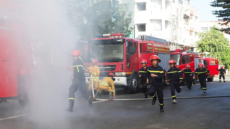 Lực lượng tham gia thực tập phương án chữa cháy và cứu nạn, cứu hộ.