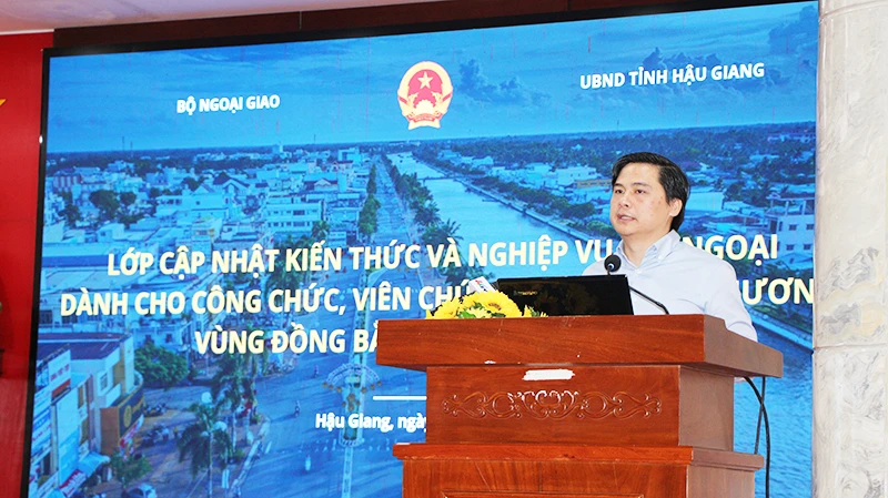 Ông Nguyễn Đồng Trung, Phó Cục trưởng Cục Ngoại Giao (Bộ Ngoại Giao) phát biểu khai mạc lớp tập huấn.