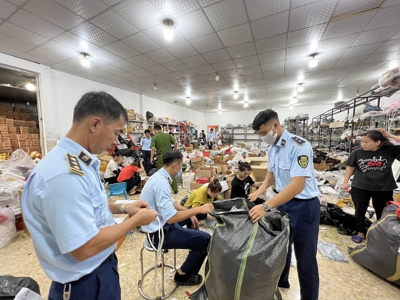 Lực lượng quản lý thị trường kiểm tra một cửa hàng kinh doanh lớn trên địa bàn tỉnh Tuyên Quang.