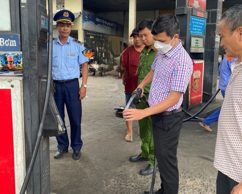 Lực lượng chức năng tỉnh Bình Dương kiểm tra chất lượng xăng tại Công ty cổ phần Sao Mai Sài Gòn