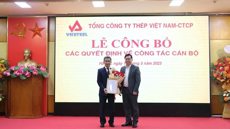 Chủ tịch Hội đồng quản trị VNSTEEL Lê Song Lai trao quyết định và tặng hoa tân Tổng giám đốc VNSTEEL Nghiêm Xuân Đa