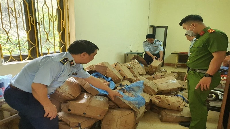 Lực lượng chức năng tỉnh Lào Cai đang tiến hành kiểm tra, xử lý vụ việc.