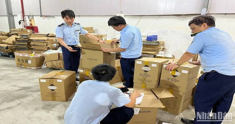 Lực lượng quản lý thị trường tỉnh Bắc Ninh kiểm tra hàng hóa vi phạm.