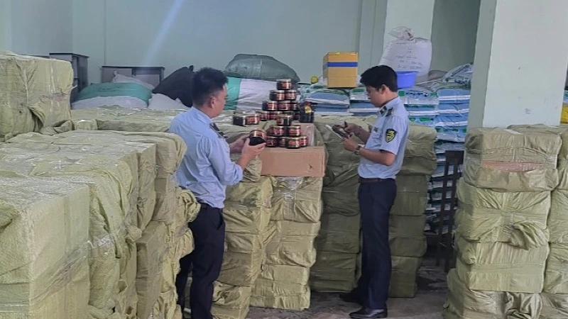 Lực lượng quản lý thị trường tỉnh Phú Yên đã tiến hành tạm giữ toàn bộ số hàng hóa để tiếp tục làm rõ và xử lý theo quy định của pháp luật.