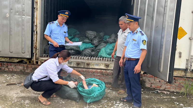 Lực lượng chức năng tỉnh Lạng Sơn kiểm tra hàng hóa vi phạm. 