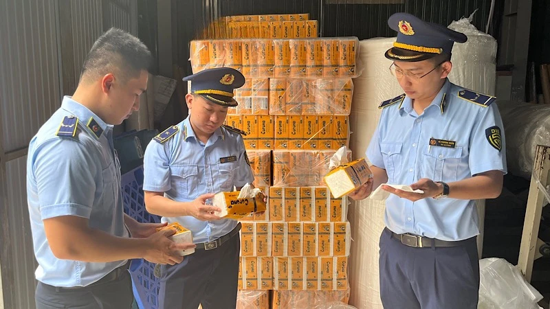 Lực lượng Quản lý thị trường kiểm tra một cơ sở kinh doanh giấy ăn giả mạo nhãn hiệu tại Bắc Ninh.