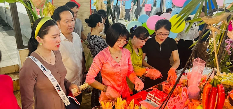 Các thực khách trải nghiệm các món ăn tại Lễ hội ẩm thực của Học viện Chính trị Khu vực II.