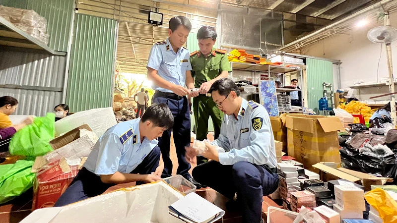 Phó Tổng Cục trưởng Quản lý thị trường Nguyễn Thanh Bình cùng các lực lượng chức năng trực tiếp kiểm tra hàng hóa.