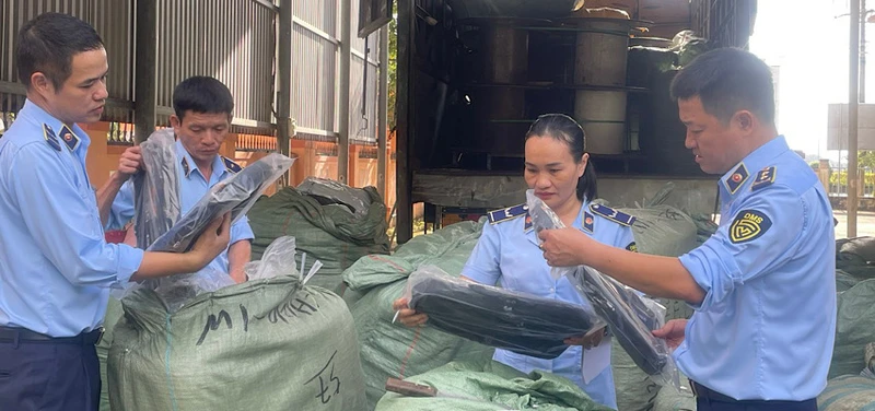 Lực lượng Quản lý thị trường tỉnh Quảng Trị phát hiện và thu giữ hàng hóa vi phạm trên địa bàn. (Ảnh: HỒNG NHUNG)
