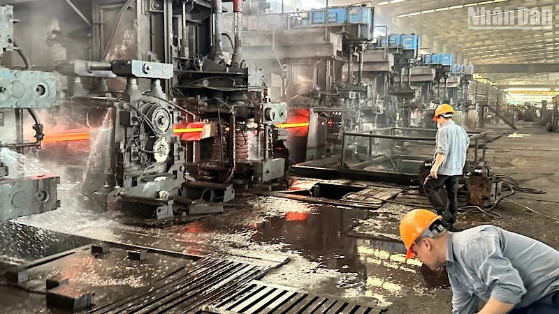 Dây chuyền sản xuất thép tại Nhà máy cán thép Thái Nguyên