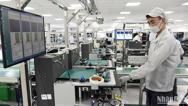 Dây chuyền sản xuất linh kiện điện tử của Công ty TNHH Bumjin Electronics Vina (Quảng Ninh). Ảnh: TRẦN HẢI