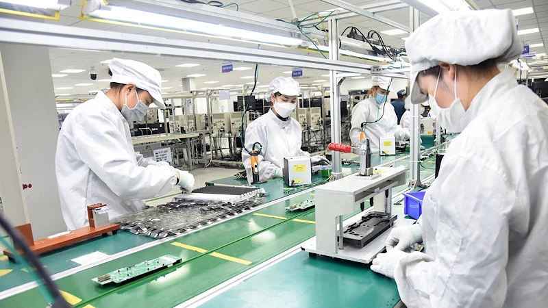 Dây chuyền sản xuất linh kiện điện tử của Công ty TNHH Bumjin Electronics Vina (Quảng Ninh). (Ảnh: TRẦN HẢI)
