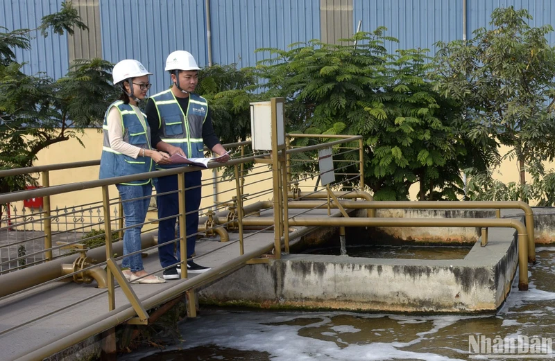 Kỹ sư Nhà máy xử lý nước thải tập trung Khu công nghiệp Nam Cầu Kiền tại Huyện Thủy Nguyên (TP Hải Phòng) kiểm tra và bảo dưỡng thiết bị hoạt động của nhà máy. (Ảnh: KHÁNH AN)