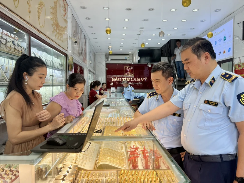 Phó Cục trưởng Nghiệp vụ Quản lý thị trường Nguyễn Đức Lê chỉ đạo kiểm tra tại các cơ sở kinh doanh vàng.