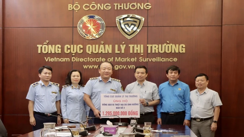 Tổng cục trưởng Quản lý thị trường Trần Hữu Linh trao biển tượng trưng số tiền gần 1,3 tỷ đồng cho Công đoàn Bộ Công thương để kịp thời ủng hộ đến người dân vùng lũ. 