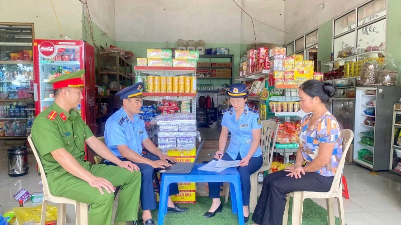 Lực lượng Quản lý thị trường tỉnh Thanh Hoá kiểm tra hoạt động sản xuất, lưu thông hàng hóa trên địa bàn.