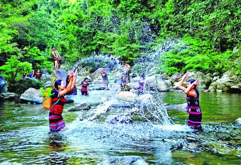 Vẻ đẹp hoang sơ của thác A Nôr tại Làng du lịch cộng đồng A Nôr xã Hồng Kim (huyện A Lưới). Ảnh | CÔNG HẬU