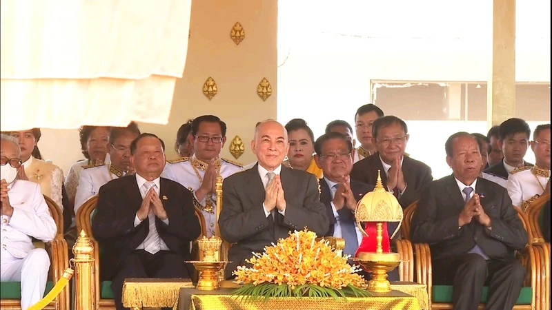 Quốc vương Norodom Sihamoni chủ trì buổi lễ. (Ảnh: SƠN XINH)