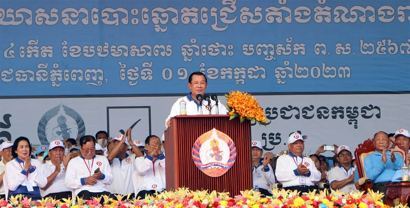 Chủ tịch CPP, đương kim Thủ tướng Campuchia Samdech Techo Hun Sen công bố cương lĩnh chính trị và chương trình ưu tiên của Đảng. (Ảnh: SƠN XINH)