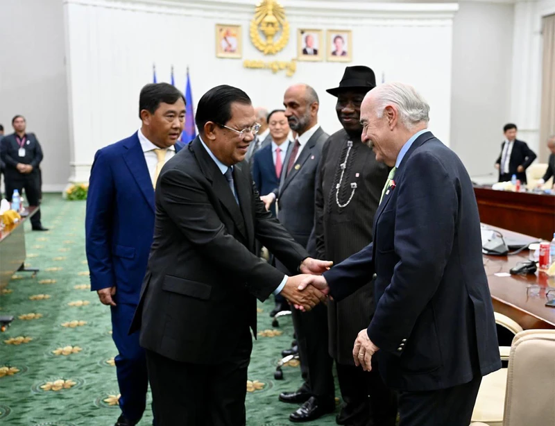 Thủ tướng Campuchia Samdech Techo Hun Sen chào mừng các quan sát viên quốc tế. (Ảnh: Fresh News)