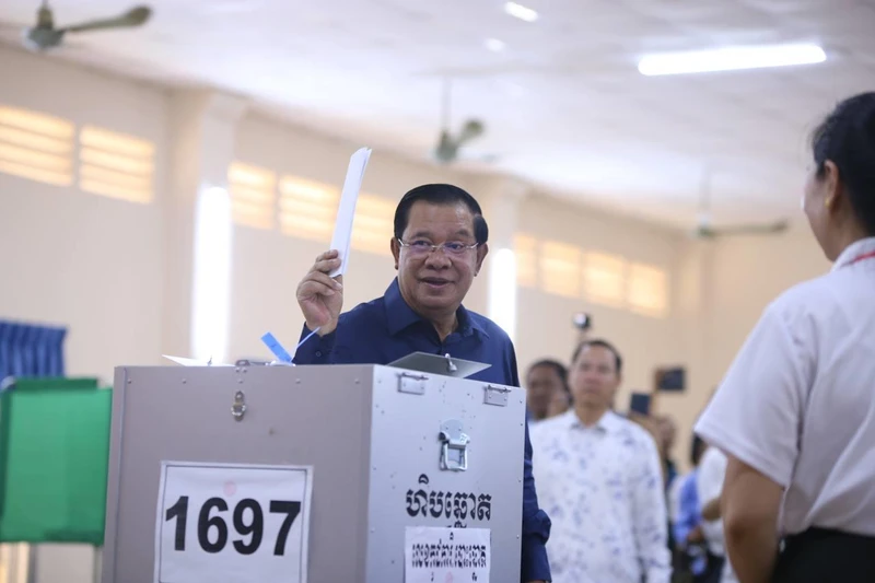 Chủ tịch CPP, Thủ tướng Campuchia Samdech Techo Hun Sen thực hiện nghĩa vụ công dân, sáng 23/7.