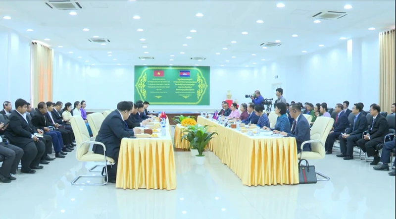 Đoàn đại biểu cấp cao Thanh tra Chính phủ Việt Nam hội đàm với Đoàn đại biểu Bộ Quan hệ Quốc hội-Thượng viện và Thanh tra Campuchia.