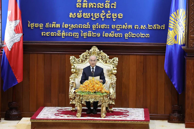 Quốc vương Campuchia Norodom Sihamuni chủ trì Phiên khai mạc Quốc hội khóa VII. (Ảnh: SƠN XINH)