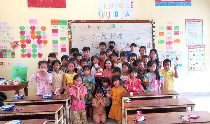 Cô giáo Lê Thị Thùy Linh dạy môn tiếng Việt cùng các em học sinh tại Siem Reap. (Ảnh: Nguyễn Hiệp)