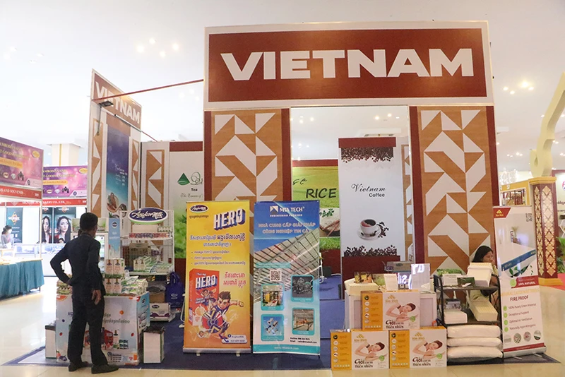 Một gian hàng của Việt Nam tại hội chợ triển lãm tháng 12/2022 trên đảo Koh Pich.