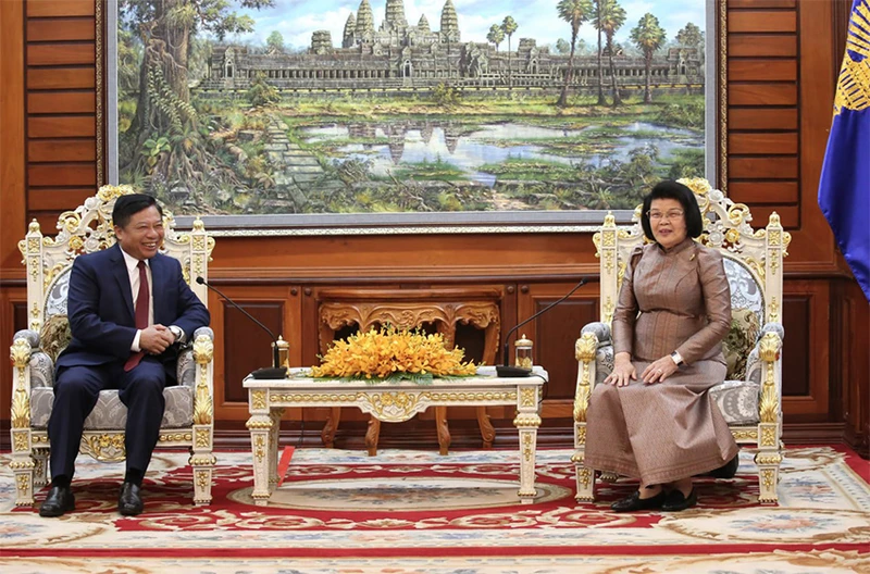 Đại sứ Nguyễn Huy Tăng chào Chủ tịch Quốc hội Campuchia Samdech Khuon Sudary.
