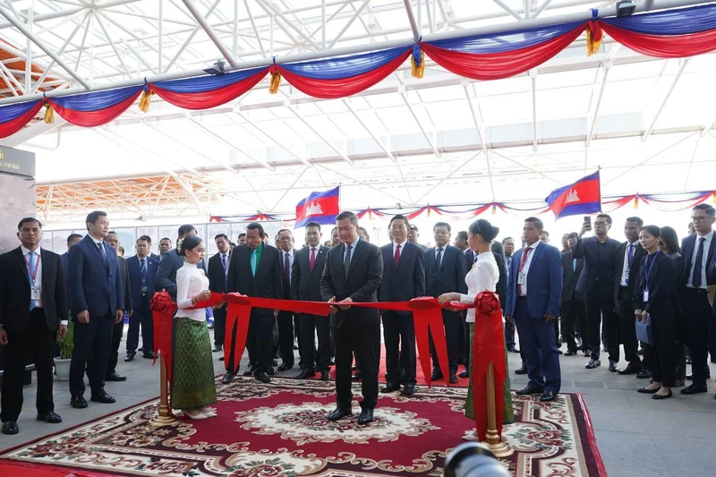 Thủ tướng Campuchia Samdech Thipadi Hun Manet cắt băng khánh thành Sân bay Quốc tế Siem Reap Ankor.