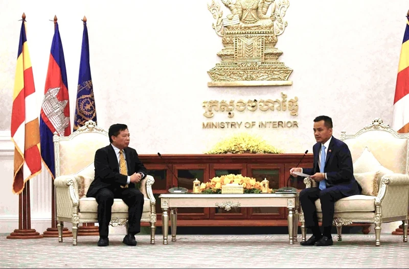 Đại sứ Nguyễn Huy Tăng (trái) chào xã giao Phó Thủ tướng, Bộ trưởng Nội vụ Campuchia Sar Sokha.