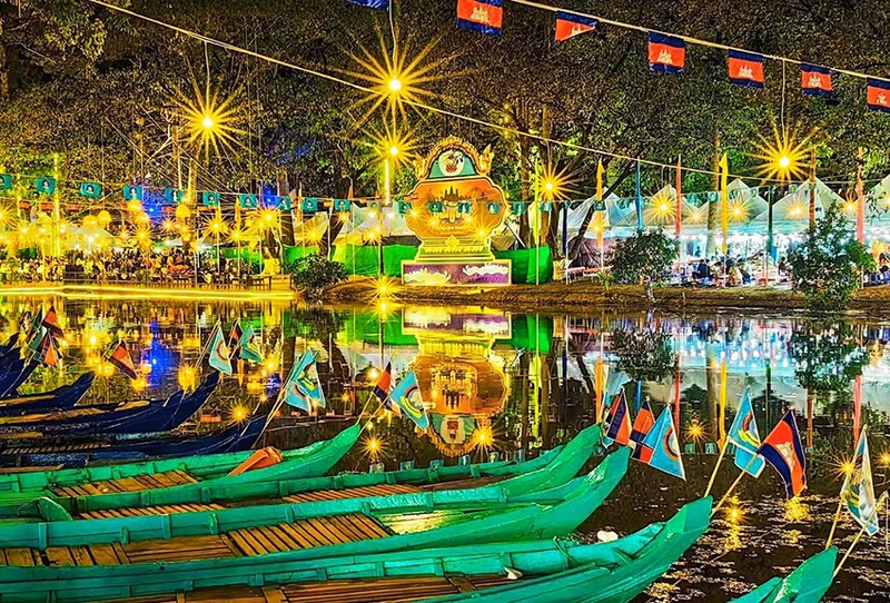 Thuyền tham gia lễ hội trên sông Siem Reap.