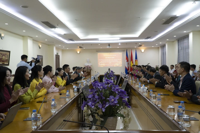 Đoàn Bộ Văn hóa, Thể thao và Du lịch thăm Đại sứ quán Việt Nam tại Phnom Penh. Campuchia.