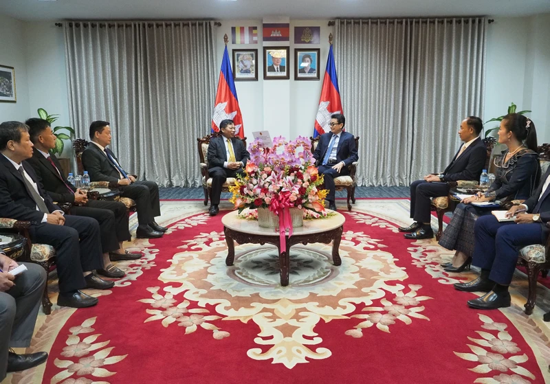 Đoàn Đại sứ quán Việt Nam và các cơ quan bên cạnh đến chúc mừng Bộ Ngoại giao và Hợp tác quốc tế Campuchia nhân dịp kỷ niệm 57 năm Ngày thiết lập quan hệ ngoại giao giữa hai nước.