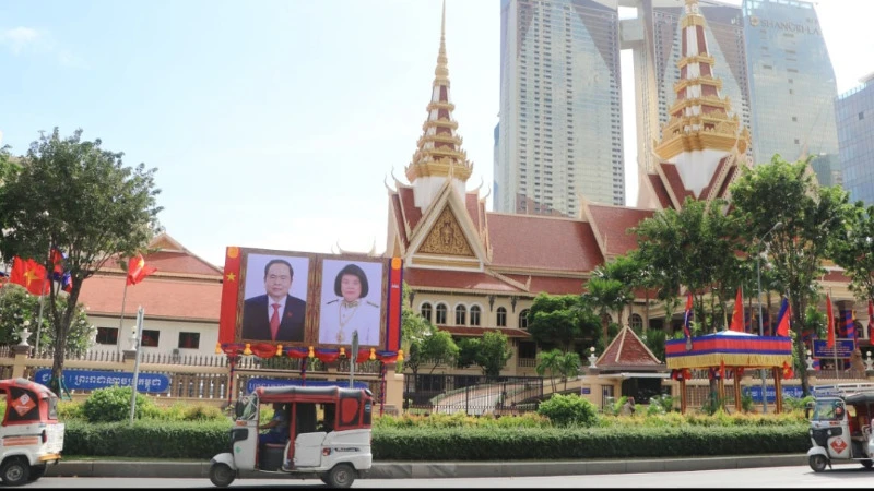 Ảnh chân dung Chủ tịch Quốc hội Việt Nam Trần Thanh Mẫn và Chủ tịch Quốc hội Campuchia Samdech Khuon Sudary được đặt trang trọng phía trước trụ sở Quốc hội tại Phnom Penh. (Ảnh: Nguyễn Hiệp)