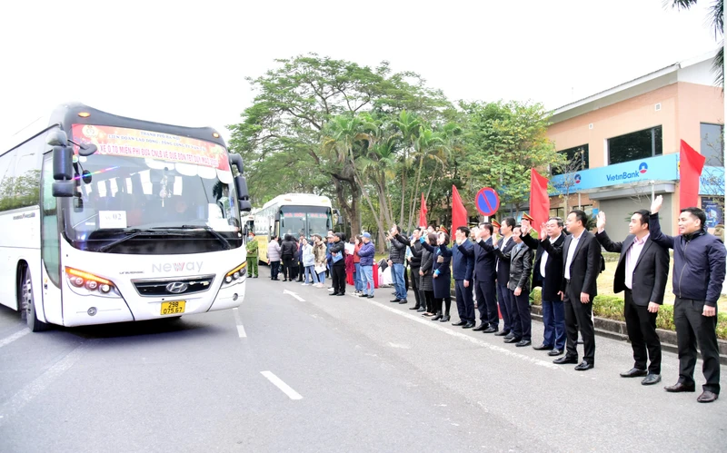 Lãnh đạo thành phố Hà Nội tiễn công nhân về quê ăn Tết trên các chuyến xe ô-tô miễn phí.