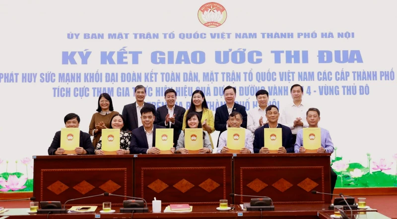 Đại diện Mặt trận Tổ quốc 7 quận, huyện của thành phố Hà Nội có Dự án đường Vành đai 4 đi qua, ký giao ước thi đua.