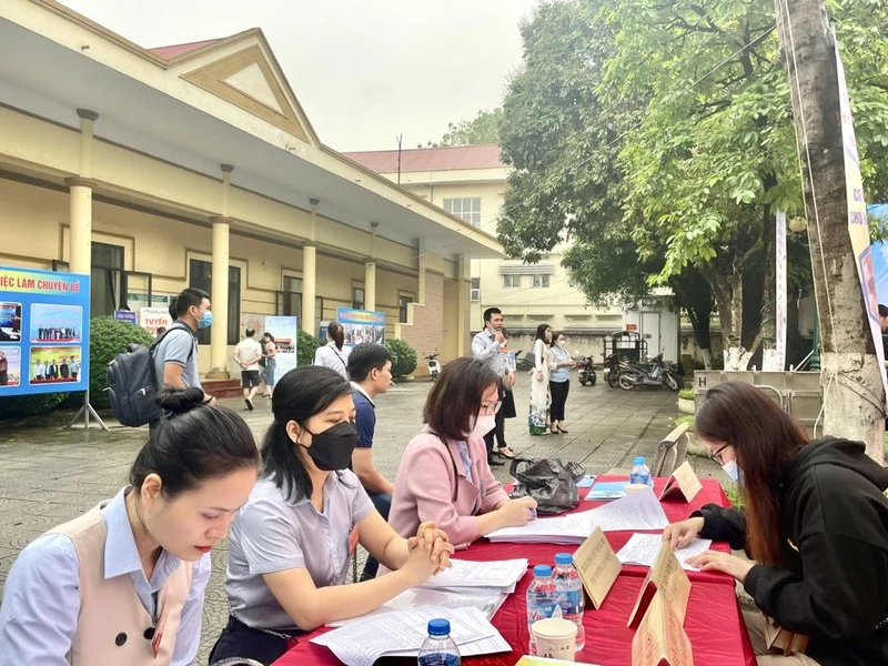 Người lao động tham gia phiên giao dịch việc làm lưu động tại huyện Mê Linh.