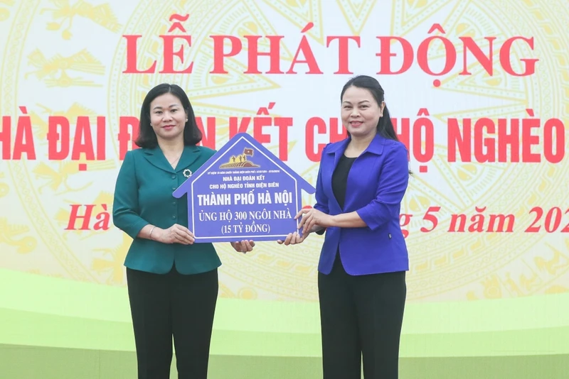 Lãnh đạo thành phố Hà Nội trao ủng hộ tại Lễ phát động ủng hộ làm nhà đại đoàn kết tặng hộ nghèo của tỉnh Điện Biên.