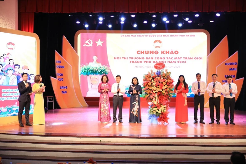 Lãnh đạo thành phố Hà Nội tặng lẵng hoa chúc mừng Hội thi. 