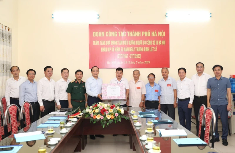 Chủ tịch Hội đồng nhân dân thành phố Hà Nội thăm, tặng quà Trung tâm Điều dưỡng người có công số 3 Hà Nội.