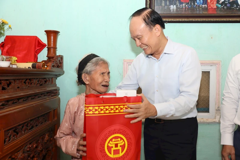 Lãnh đạo thành phố Hà Nội tặng quà người có công, các đối tượng chính sách.