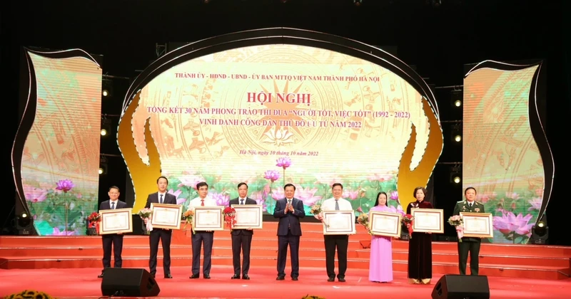 Bí thư Thành ủy Hà Nội Đinh Tiến Dũng trao Bằng khen của Thủ tướng Chính phủ tặng 8 tập thể có thành tích tiêu biểu trong thi đua "Người tốt, việc tốt" thành phố Hà Nội năm 2022.