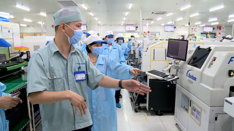 Lãnh đạo tỉnh Bắc Ninh và Samsung Việt Nam khảo sát việc triển khai xây dựng nhà máy thông tin tại Công ty cổ phần Manutronics Việt Nam. (Ảnh: TRƯỜNG SƠN)