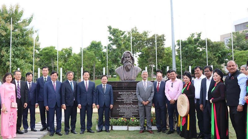 Lãnh đạo tỉnh Bắc Ninh và Đoàn công tác Bộ Ngoại giao Ấn độ chụp ảnh lưu niệm với tượng danh nhân RabinDranath Tagore do Chính phủ Cộng hòa Ấn Độ trao tặng.