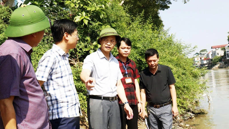 Lãnh đạo tỉnh Bắc Ninh kiểm tra hiện trường vụ sạt lở đê, chỉ đạo phương án khắc phục khẩn cấp sự cố.