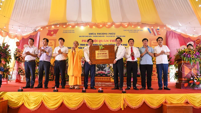 Lãnh đạo Sở Văn hóa, Thể thao và Du lịch tỉnh Bắc Ninh trao Bằng công nhận Bảo vật quốc gia Tượng Quan Thế Âm ở chùa Cung Kiệm.